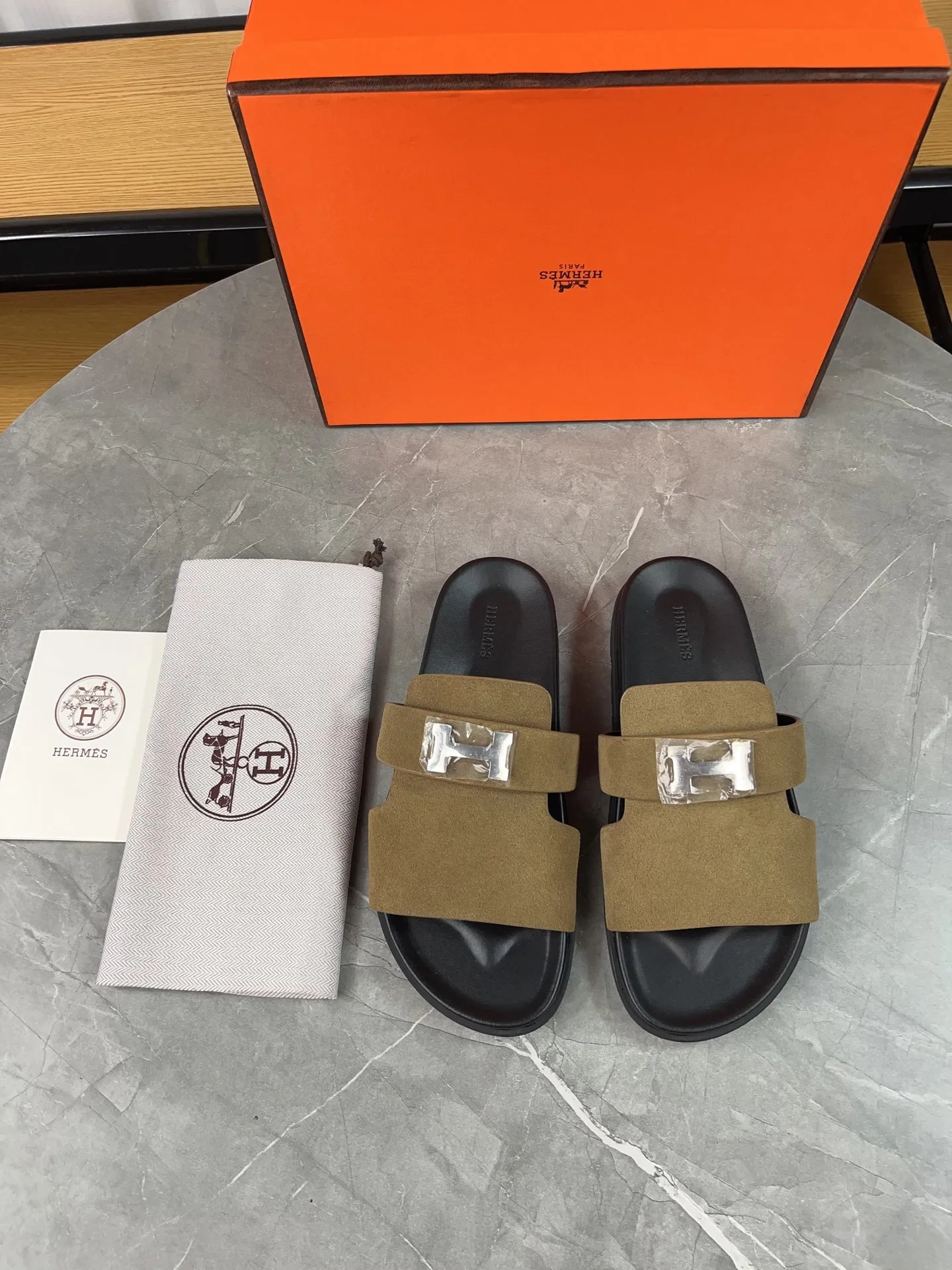 p440🐮🐮H family classic (couples) buckle slippers ✅ Hermes Hermes spring and summer sandals series! Classic style, always popular slippers - sandals, great with any combination! ! ! Upper: imported palmprint PU inner lining: imported mixed sheepskin Outsole: Tpu non-slip and wear-resistant outsole Female size: 35-40 (41 customized) Male size: 39-45 (39.45 customized)